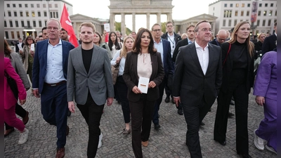 Die SPD-Bundestagsfraktion versammelte sich zum Protestmarsch in Berlin.  (Foto: Kay Nietfeld/dpa)