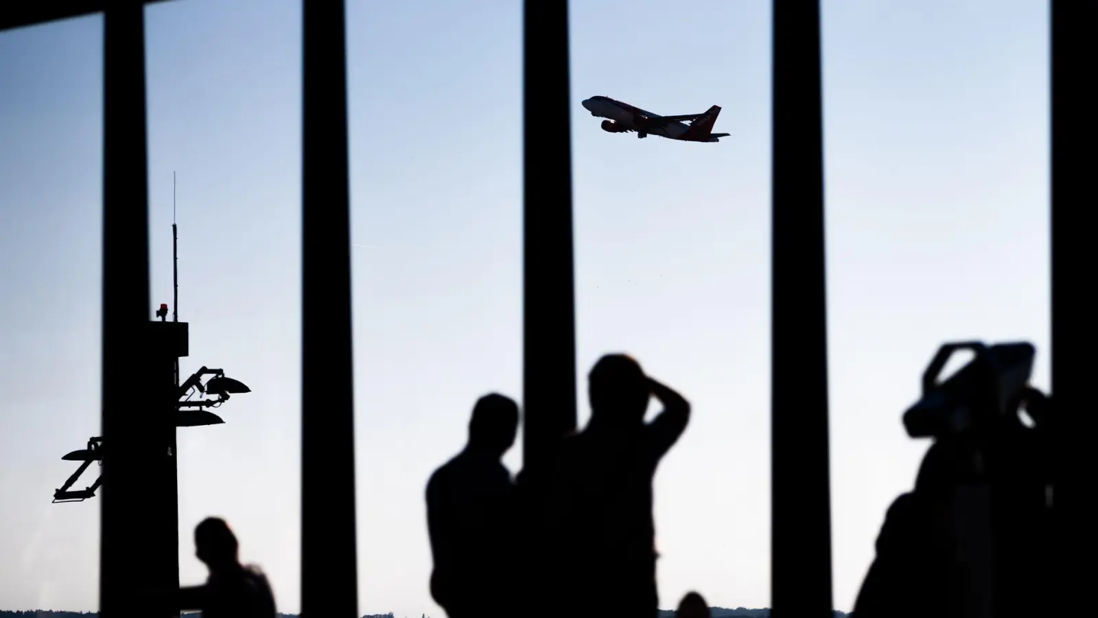 Ihr Urlaubsflieger will ohne Sie abheben? Ist das Boarding noch nicht abgeschlossen und sind die Türen des Flugzeuges noch geöffnet, besteht laut Gericht eine Mitnahmeverpflichtung der Fluggesellschaft. (Foto: Christoph Soeder/dpa/dpa-tmn)