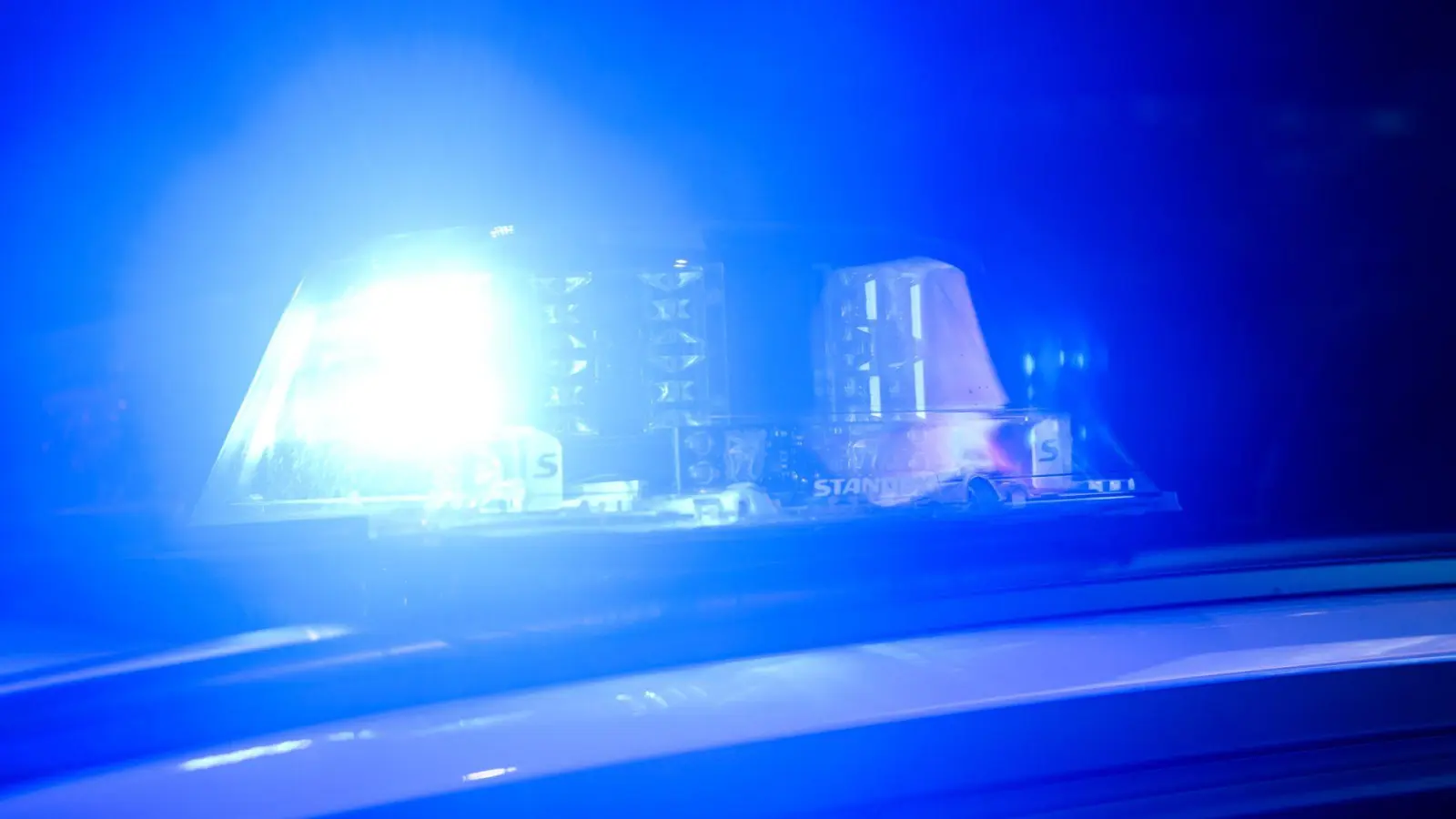 Der 17-Jährige starb laut Polizei noch an der Unfallstelle. (Symbolbild) (Foto: Julian Stratenschulte/dpa)