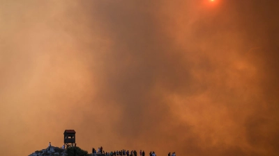 Westlich von Athen kam es bereits zu Waldbränden. (Foto: Petros Giannakouris/AP/dpa)