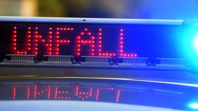Drei Fahrzeuge waren am Samstag am Autobahnkreuz A6/A7 in einen Unfall verwickelt. Der Verursacher fuhr einfach weiter. (Symbolbild: Stefan Puchner/dpa)