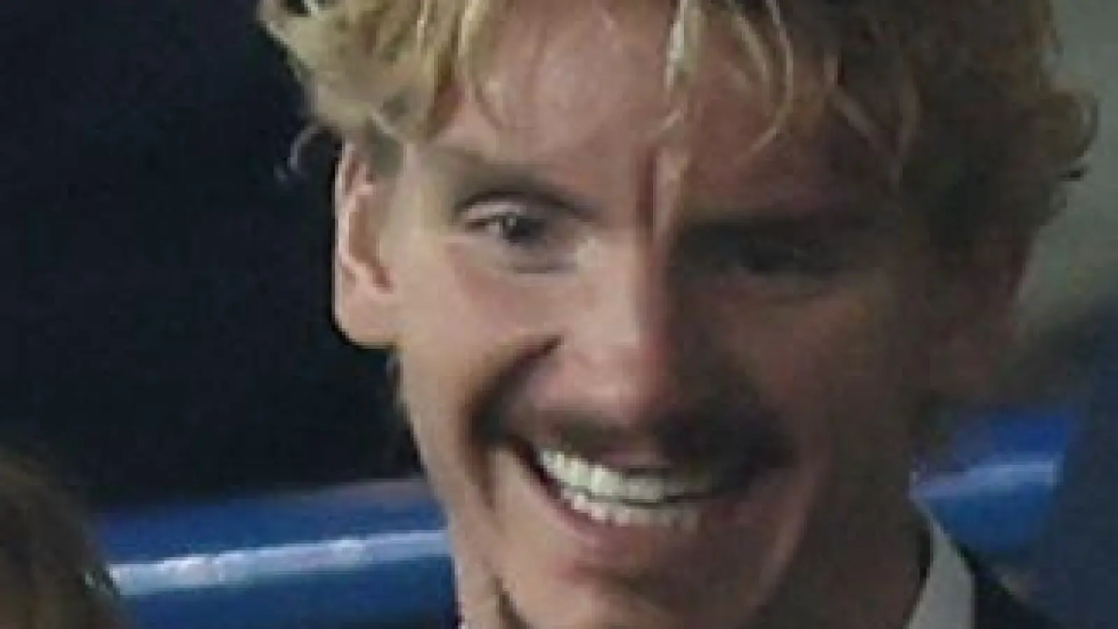 In Anzug und Krawatte: Nick Woltemade bei seinem ersten öffentlichen Auftritt für Newcastle United. (Foto: Nigel French/PA Wire/dpa)