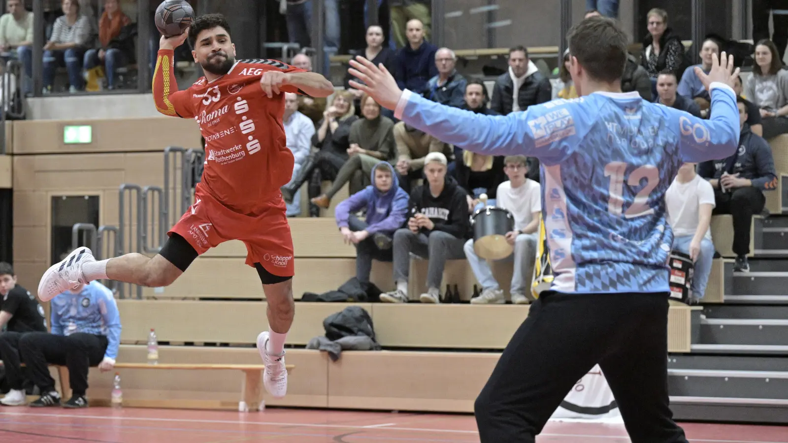 Abdul Aziz Altwish (links, hier gegen HT München) war mit acht Treffern bester Rothenburger Werfer gegen den TSV Allach. (Foto: Martin Rügner)