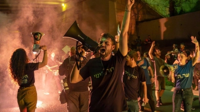 Zehntausende Menschen demonstrierten in Israel den zweiten Tag in Folge gegen Netanjahus Regierung. (Foto: Ilia Yefimovich/dpa)
