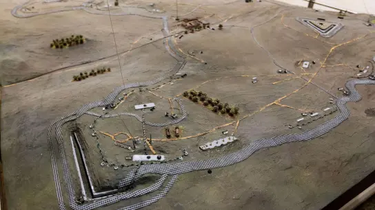 Ein Modell der Festungsanlage zeigt den restaurierten Teil der „Feste Kaiser Wilhelm II.“. (Foto: Philipp von Ditfurth/dpa)