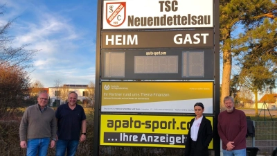 Trafen sich zu einer kleinen Einweihung der neuen Anzeigetafel (von links): Marcus Schomber, Bürgermeister Christoph Schmoll, Steffi Seyler und Matthias Honold (beide TSC Neuendettelsau). (Foto: Steffi Seyler)