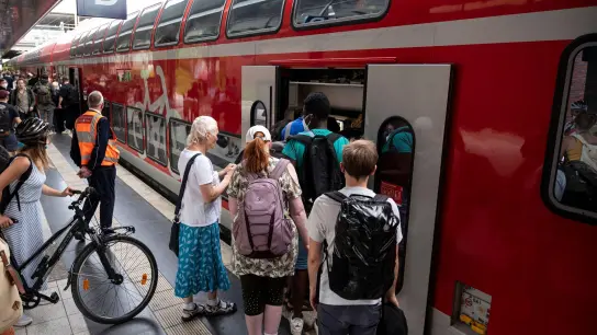 Fahrgäste steigen in Berlin in einen Regionalexpress gen Rostock. (Foto: Fabian Sommer/dpa)