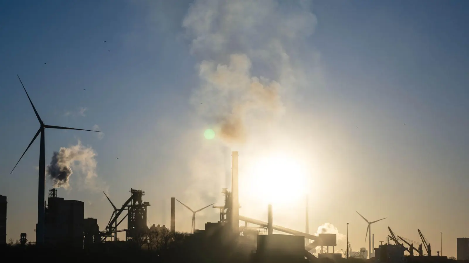 So schnell wie erhofft wird deutscher Stahl nicht grün, das heißt ohne CO2-Ausstoß, hergestellt. (Symbolbild) (Foto: Sina Schuldt/dpa)