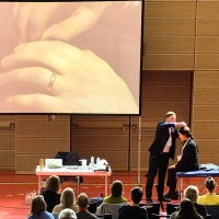 Wie setzt man die Nadeln richtig? Das lernten die Gäste bei einem Workshop in der Mehrzweckhalle.<br> (Foto: Margit Schwandt)