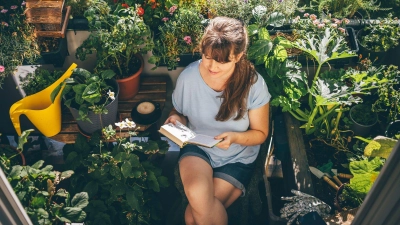 Vor dem Einrichten sollte der eigene Wunsch an den Mini-Balkon definiert werden: Will ich eine grüne Oase, sollten die Pflanzen in Etagen platziert werden.  (Foto: Tilia/Westend61/dpa-tmn)