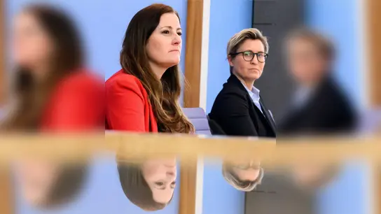 Die Linken-Vorsitzende Janine Wissler (l) will die Partei nach dem Rücktritt von Co-Chefin Susanne Hennig-Wellsow vorerst alleine weiterführen. (Foto: Bernd von Jutrczenka/dpa)