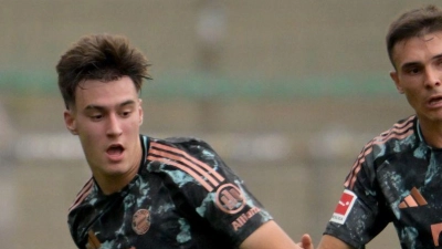 Javier Fernandez (l) spielt nun beim Club in Nürnberg. (Archivbild)  (Foto: Peter Kneffel/dpa)