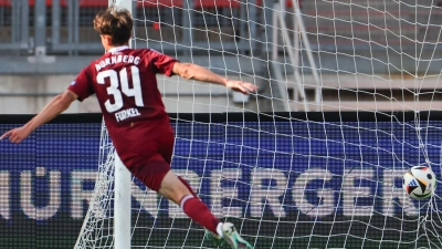 Dustin Forkel wird vom 1. FC Nürnberg für ein Jahr nach Regensburg verliehen. (Foto: Daniel Karmann/dpa)