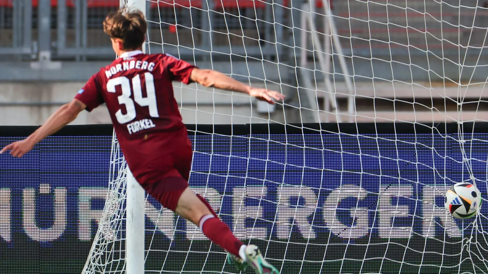 Dustin Forkel wird vom 1. FC Nürnberg für ein Jahr nach Regensburg verliehen. (Foto: Daniel Karmann/dpa)