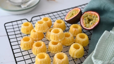Mini, süß und sonnig: Die Mini-Guglhupf werden nicht mit Milch, sondern mit Buttermilch gebacken. So werden sie schön saftig. (Foto: Julia Uehren/loeffelgenuss.de/dpa-tmn)