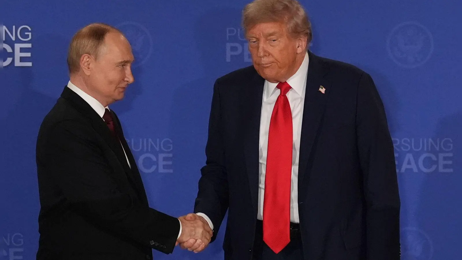 US-Präsident Donald Trump schwenkte nach dem Gipfel in Alaska auf die russische Linie ein. (Foto: Jae C. Hong/AP/dpa)