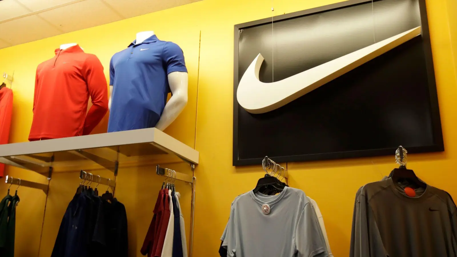 Nike ist mit seinen vollen Lagern nicht alleine. Derzeit ächzen viele Händler unter zu viel Ware. (Foto: Jeff Chiu/AP/dpa)