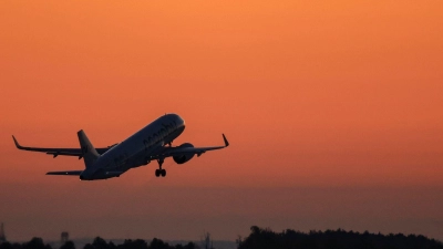 Pünktlich zur Urlaubszeit wird weniger Ticketsteuer fällig. (Archivbild) (Foto: Jan Woitas/dpa/dpa-tmn)