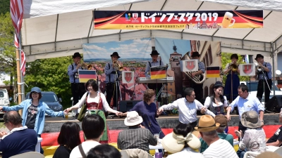 Seit 2011 ist Uchiko offiziell Rothenburgs Partnerstadt in Japan. Ihre Verbundenheit zu Deutschland begehen die Einheimischen jedes Jahr mit einem großen Fest. Im kommenden Mai wollen sie dabei eine Gruppe aus Rothenburg begrüßen. (Foto: Stadt Uchiko)