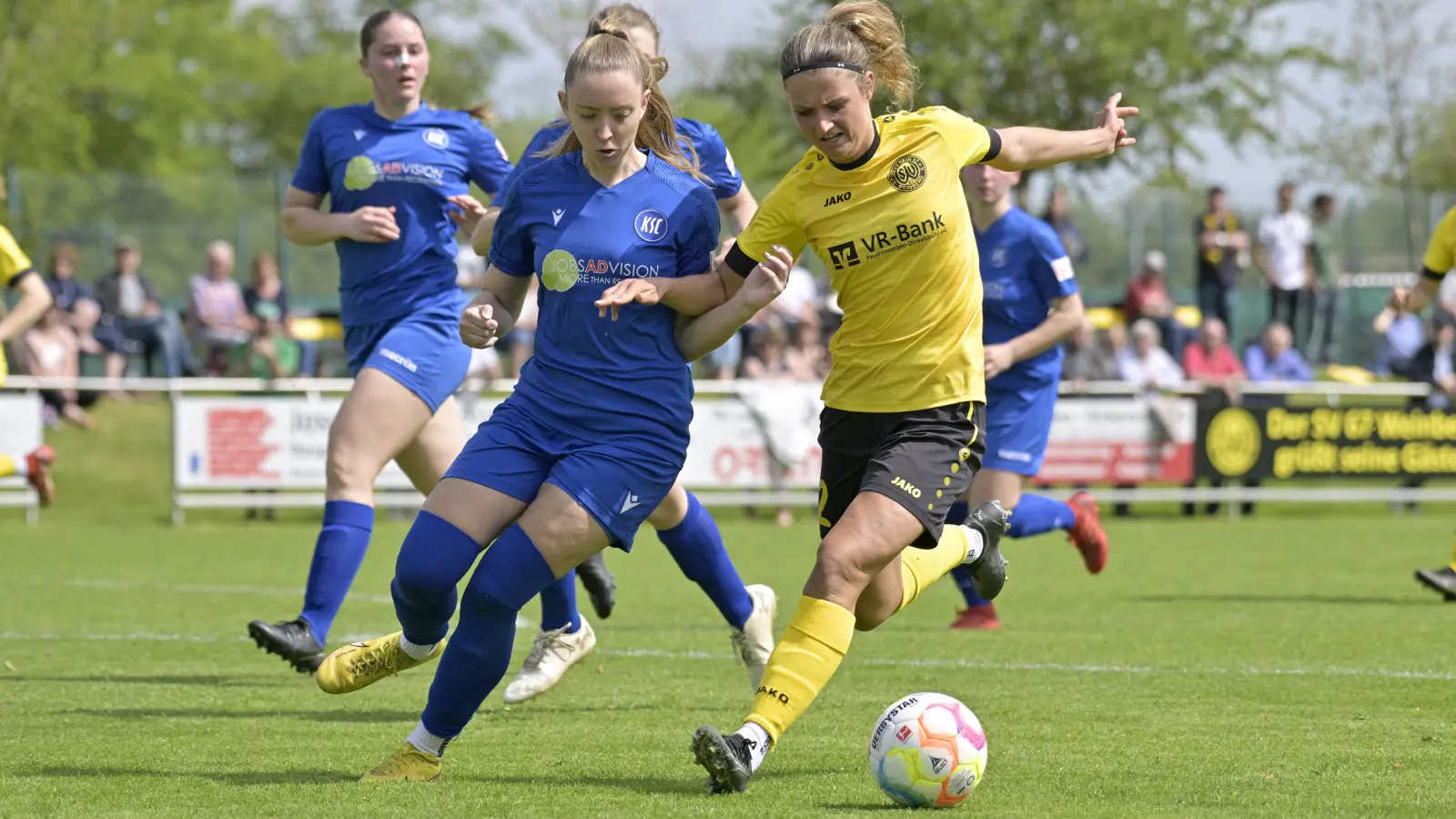 Vor gut zwei Jahren feierte der SV Weinberg (in Gelb Anna Hofrichter) im Heimspiel gegen den Karlsruher SC (hier Lisa Drexler) die Regionalliga-Meisterschaft und den Aufstieg in die 2. Bundesliga. (Foto: Martin Rügner)