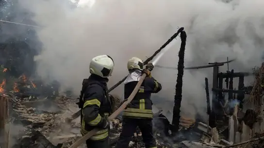 Ukrainische Feuerwehrleute löschen einen Brand in einem beschädigten Wohnhaus in Lyssytschansk. (Foto: -/(Militärverwaltung der Region Luhansk/AP/dpa)
