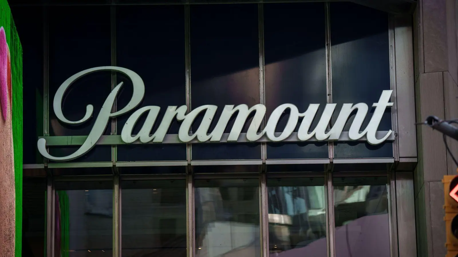 Paramount bietet für den Gesamtkonzern Warner Bros. Discovery gut 108 Milliarden Dollar. (Archivfoto) (Foto: Michael Kappeler/dpa)