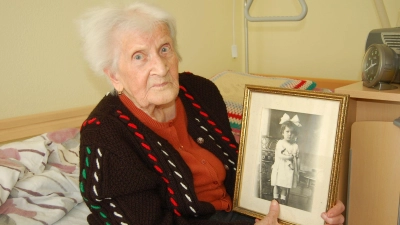 Anna Friedrich wird heute 100 Jahre alt. In den Händen hält sie ein Bild aus Kindertagen. (Foto: Christa Frühwald)