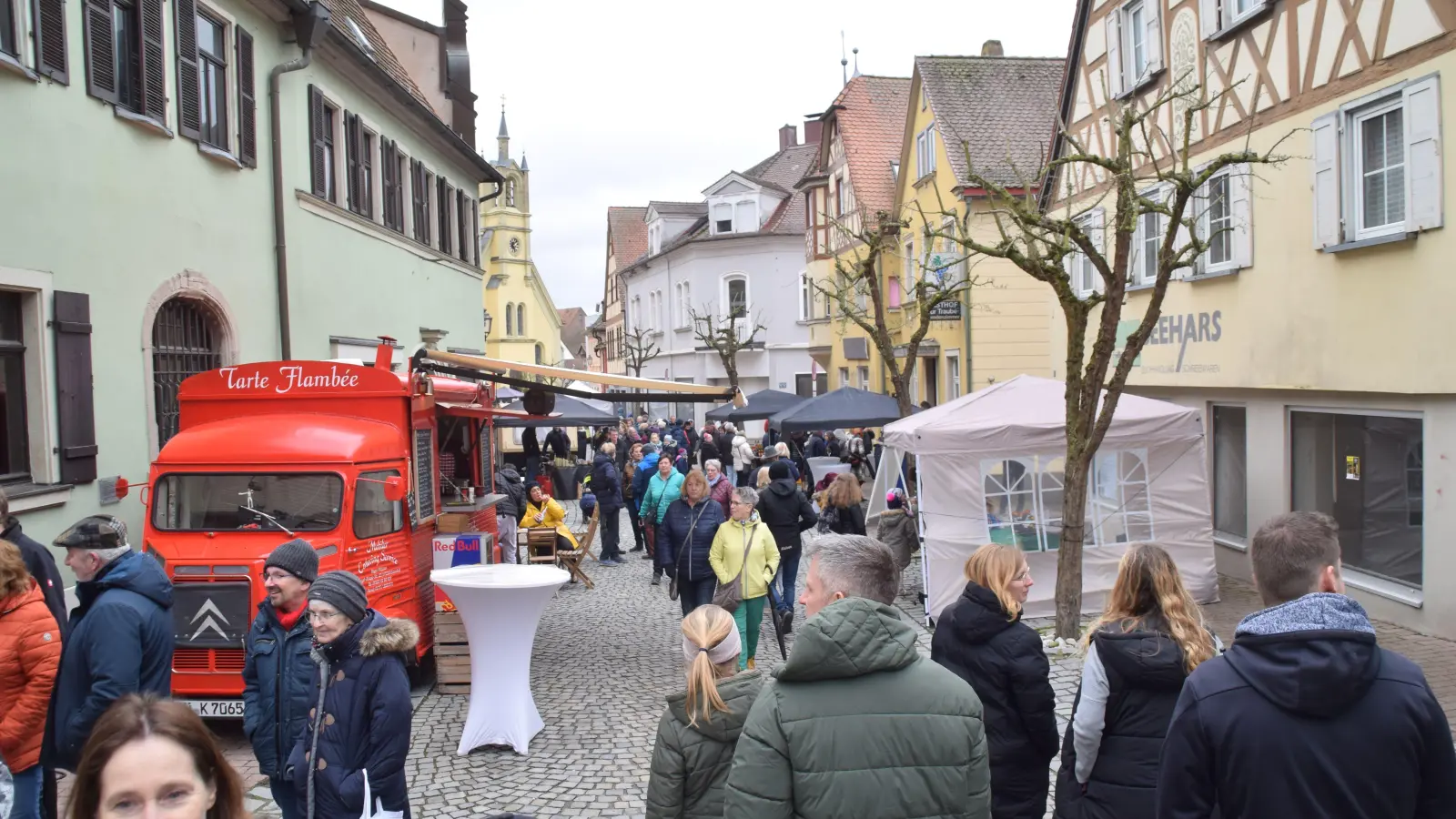 Nicht nur Autos, sondern auch Kunst, Kultur und Kulinarik waren in der Uffenheimer Innenstadt geboten. (Foto: Gerhard Krämer)