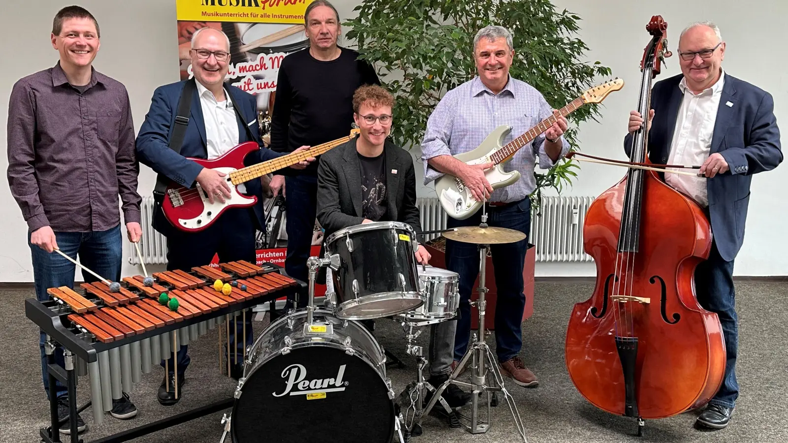 Griffen im Beisein von Musikforum-Gesellschafter Harald Hirschmann (Dritter von links) zu den Instrumenten (von links): Geschäftsleitender Beamter Thorsten Müller und Bürgermeister Helmut Schnotz von der Marktgemeinde Bechhofen sowie Ornbaus Rathauschef Marco Meier, Arbergs Gemeindeoberhaupt Jürgen Nägelein und Weidenbachs Bürgermeister Willi Albrecht. (Foto: Markt Bechhofen/Tanja Frank-Herzog)