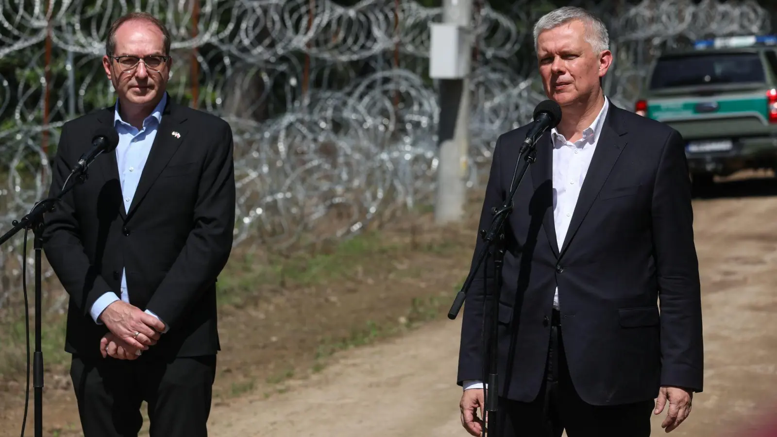 Bundesinnenminister Dobrindt hat die schwer befestigte Grenze Polens zu Belarus besichtigt. (Foto: Artur Reszko/PAP/dpa)