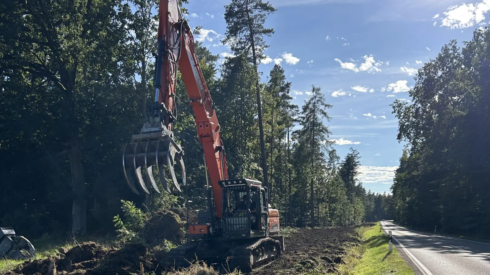 Die Vorarbeiten zum Bau des Radweges sind in vollem Gange. Baumstümpfe und nachwachsende Vegetation wurden in der Waldpassage entfernt. (Foto: Florian Pöhlmann)