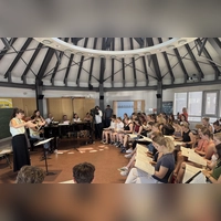 Singen in der Hitze des Musiksaales: Der Kammerchor des Gymnasium Carolinum probte mit Mitgliedern des Chores und Orchesters des Bayerischen Rundfunks für zwei große Konzerte im Juli.  (Foto: Lara Hausleitner)