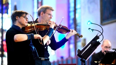 Spielten Orgelwerke auf ganz andere Art: (von links) Peter Barczi, Eva Borhi und David Blunden vom Capricornus Consort Basel beim Konzert in der St.-Johannis-Kirche. (Foto: Jim Albright)