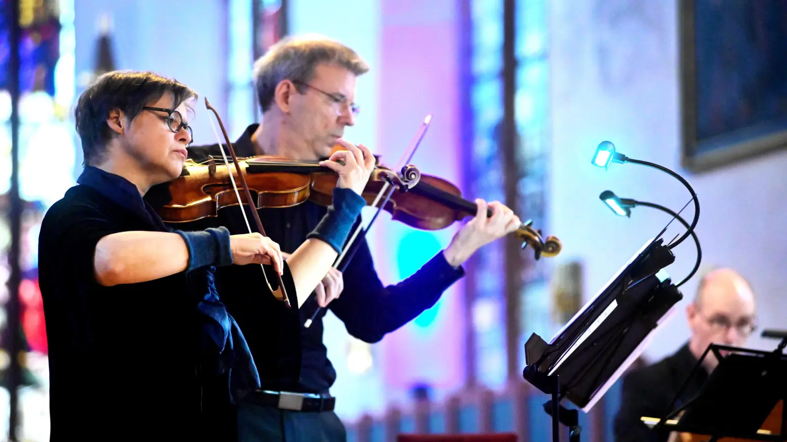 Spielten Orgelwerke auf ganz andere Art: (von links) Peter Barczi, Eva Borhi und David Blunden vom Capricornus Consort Basel beim Konzert in der St.-Johannis-Kirche. (Foto: Jim Albright)