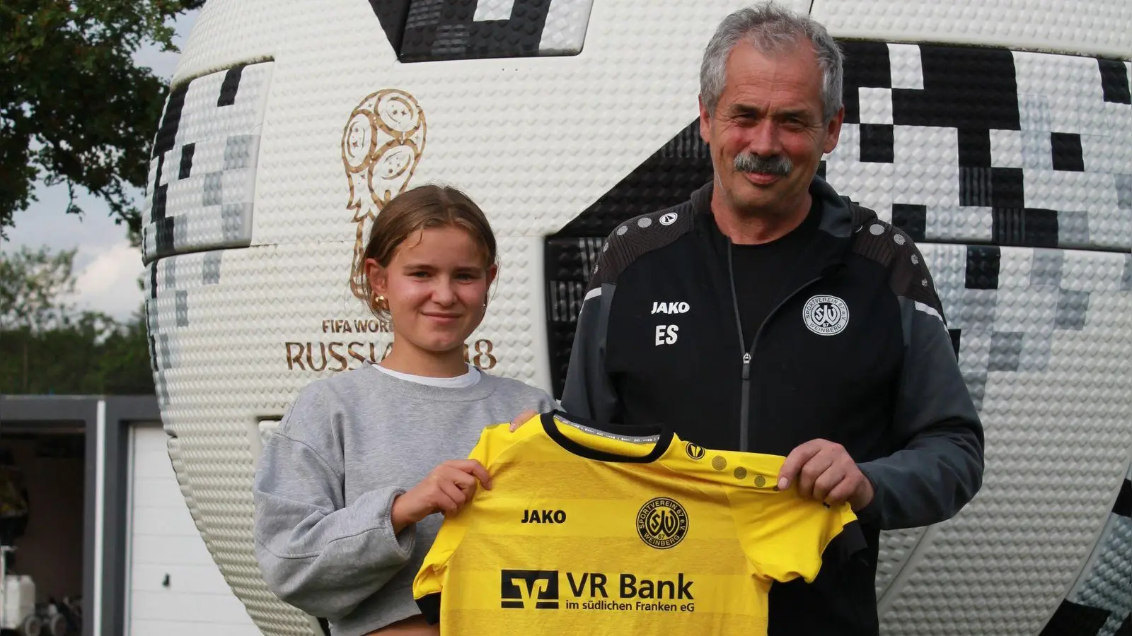 Martha Bittner wechselt vom 1. FC Nürnberg zum SV Weinberg. Hier ist sie mit Edgar Schalk, dem Abteilungsleiter Frauen- und Juniorinnenfußball beim SVW, zu sehen. (Foto: Kathrin Müller)