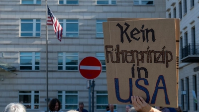 Zahlreiche Menschen protestieren immer wieder gegen die Politik von US-Präsident Donald Trump. (Symbolbild)  (Foto: Soeren Stache/dpa)