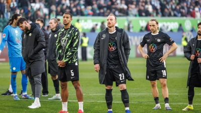 Der Abstieg droht: Die Spieler des VfL Wolfsburg nach dem 0:1 gegen Werder Bremen. (Foto: Andreas Gora/dpa)