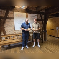 Freuten sich über den Erfolg der Spendenaktion zugunsten der Kinderzeche (von links): Maximilian Mattausch, Sprecher des Festspielvorstandes, der in seinen Händen ein Dinkelsbühler Bauernbrot hält, sowie der Juniorchef der Bäckerei, Jan Ahamer, hier im Bild mit einem Exemplar des Schwedischen Landsknechtsbrotes. (Foto: Markus Weinzierl)