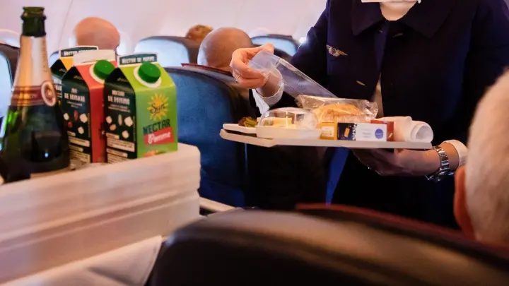 Essen an Bord gehört noch immer bei vielen Flügen zum Service dazu. (Foto: Christoph Soeder/dpa/dpa-tmn)