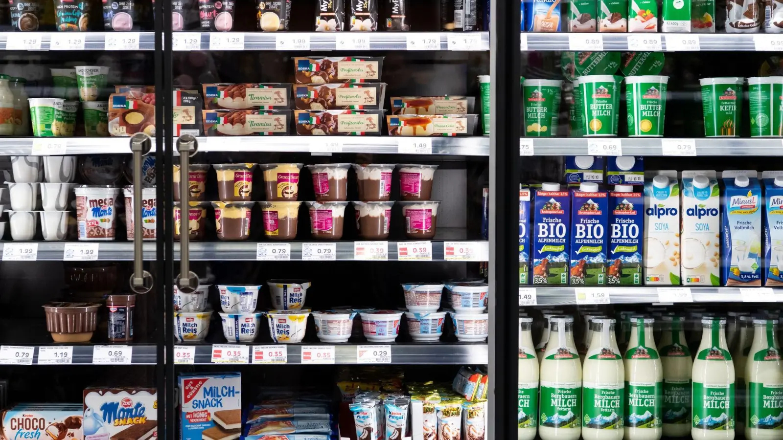 Eine 81-Jährige nahm Milch aus dem Regal eines Supermarktes in Leutershausen, als sie Opfer zweier Diebe wurde. (Symbolbild: Sven Hoppe/dpa)