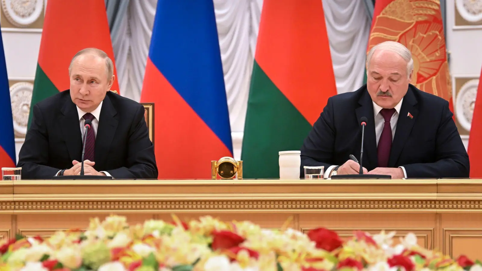 Kremlchef Wladimir Putin (l) und der belarussische Machthaber Alexander Lukaschenko in Minsk. (Foto: Pavel Bednyakov/Pool Sputnik Kremlin via AP/dpa)