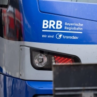 Die Bayerische Regiobahn muss zwischen Augsburg und Dasing weiterhin Schienenersatzverkehr anbieten, weil ein Teil der Strecke gesperrt bleibt. (Archivbild) (Foto: Sven Hoppe/dpa)