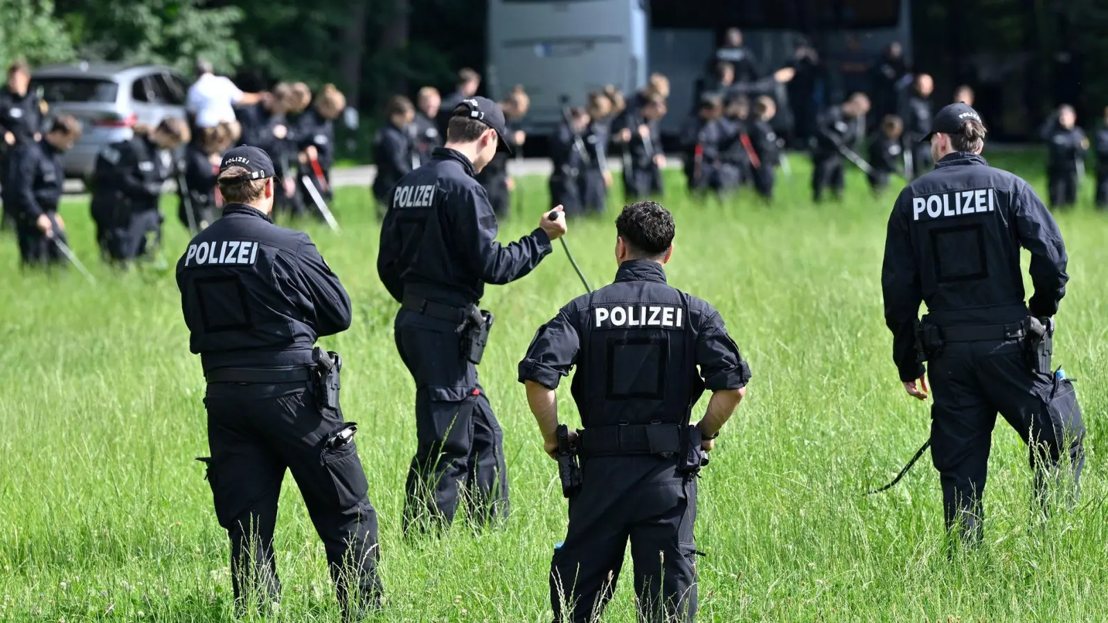 „Viele“ Einsatzkräfte seien vor Ort, sagt die Polizei. Wie viele, sagt sie nicht.  (Foto: Uwe Lein/dpa)