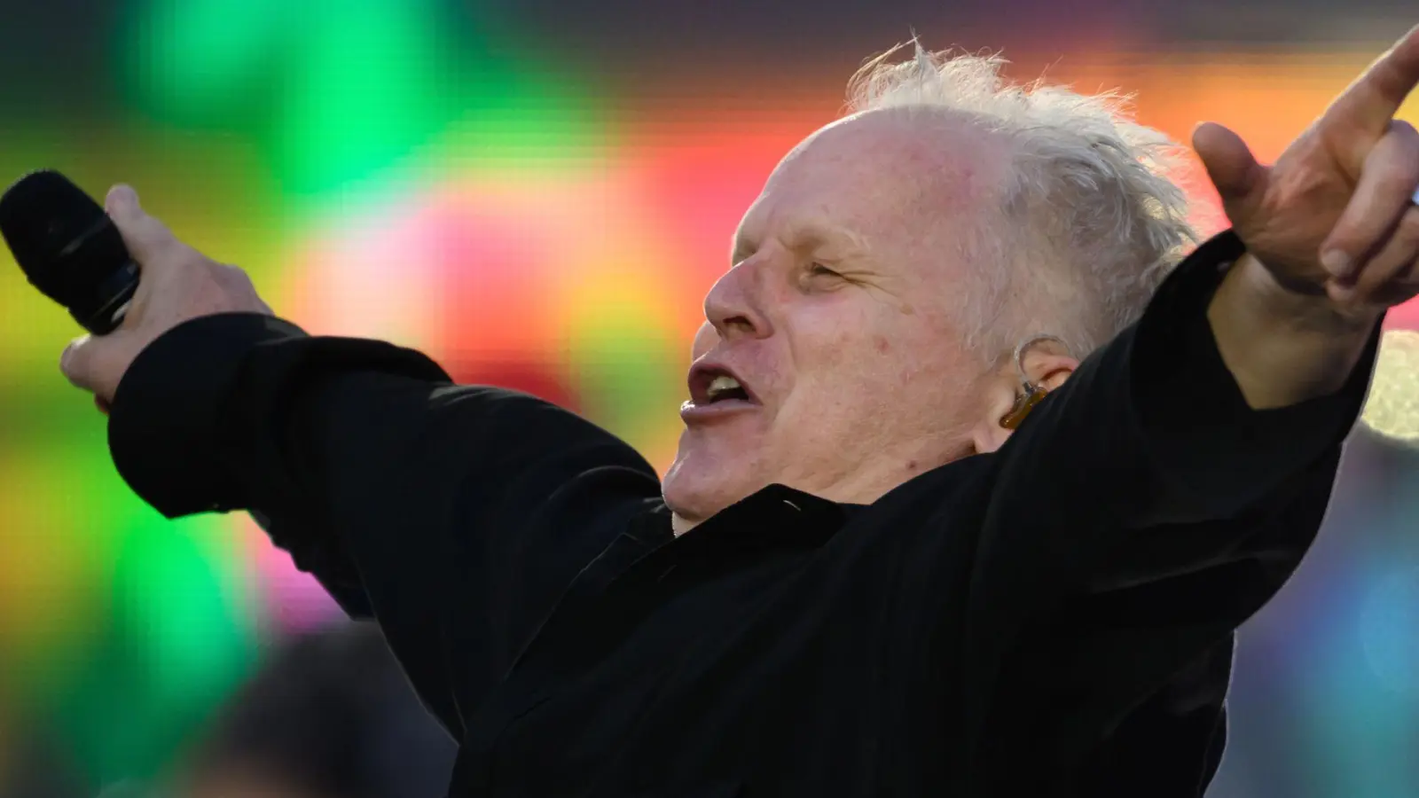 Herbert Grönemeyer ist am Wochenende in ungewohnter Rolle zu sehen: Er dirigiert ein klassisches Orchester, die Bochumer Symphoniker (Foto: Robert Michael/dpa)