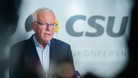 Thomas Kreuzer, CSU-Landtagsfraktionschef, spricht vor Medienvertretern. (Foto: Christoph Soeder/dpa/Archivbild)