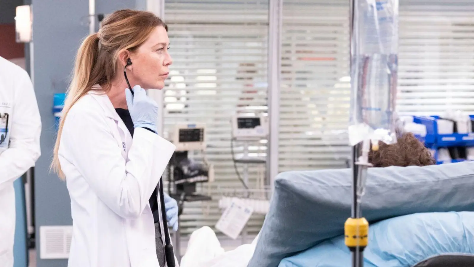 Ellen Pompeo (l) spielt in der 19. Staffel der Arztserie „Grey&#39;s Anatomy“ Dr. Meredith Grey an der Seite von Adelaide Kane als Jules Millin in (undatierte Filmszene). (Foto: Liliane Lathan/ABC/Disney+/dpa)