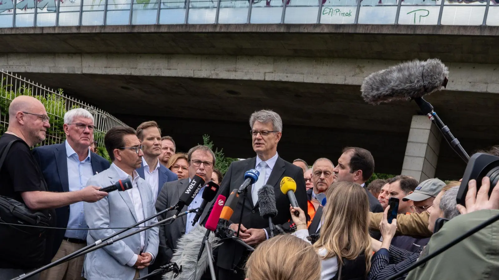 Bundesverkehrsminister Patrick Schnieder (CDU) hat versichert, dass die Bonner Nordbrücke für ihn derzeit oberste Priorität hat. (Foto: Benjamin Westhoff/dpa)