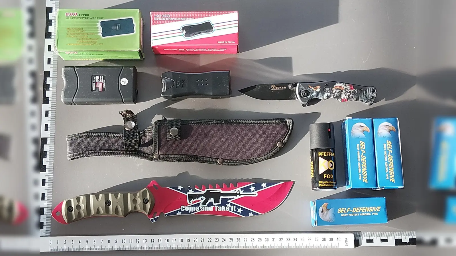 Die Bundespolizei stellte die Waffen sicher. Gegen den Jugendlichen ermittelt sie wegen Verstößen gegen das Waffengesetz.  (Foto: Bundespolizei/dpa)