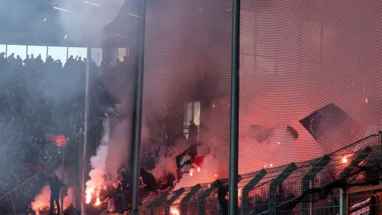 Feuerwerk im Block der Leverkusener Fans beim Spiel in Bochum. (Foto: Bernd Thissen/dpa)
