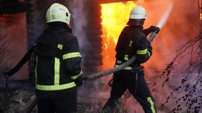 Feuerwehrleute löschen am 4. Mai in Charkiw ein Feuer, nachdem ein Haus von russischem Beschuss getroffen wurde. (Foto: Andrii Marienko/AP/dpa)